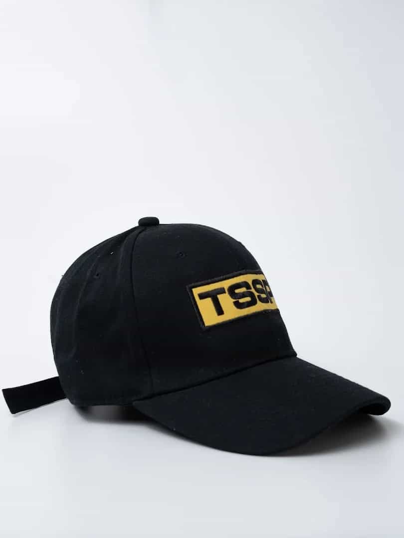 TSSP — чёрная кепка с жёлтым знаком