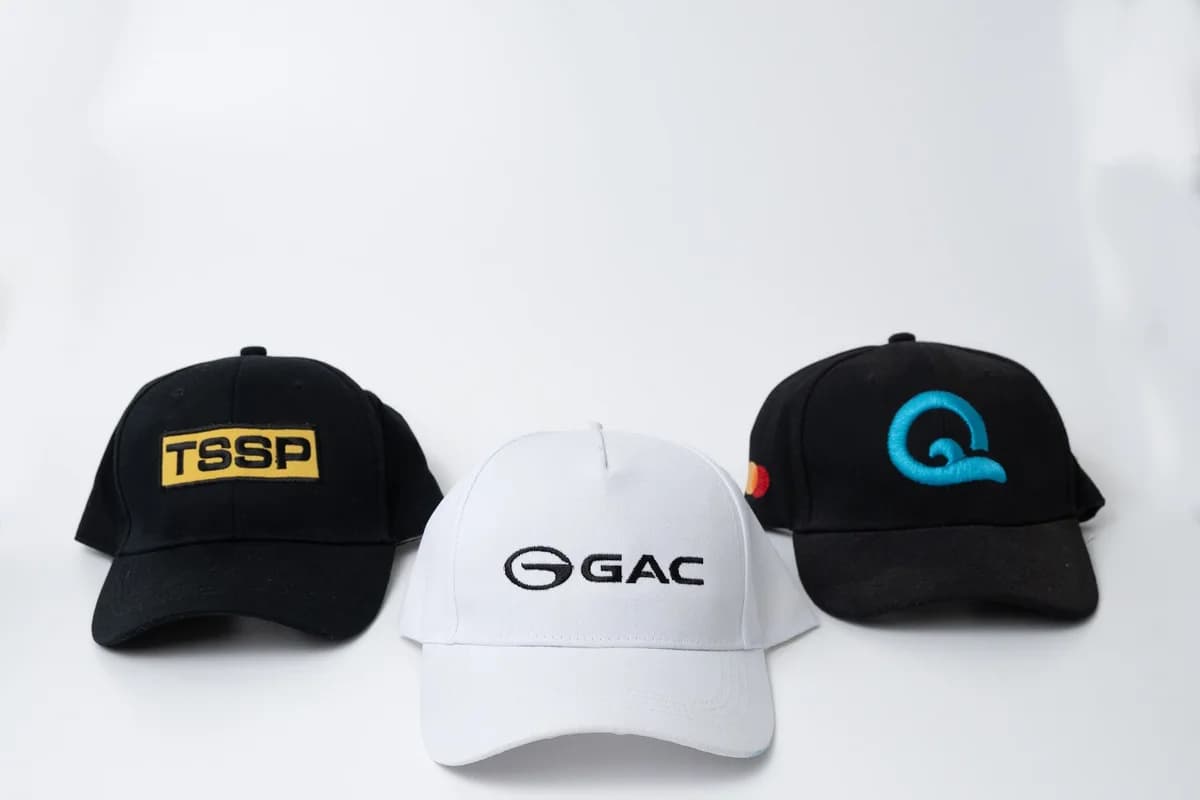 GAC — белая кепка с логотипом