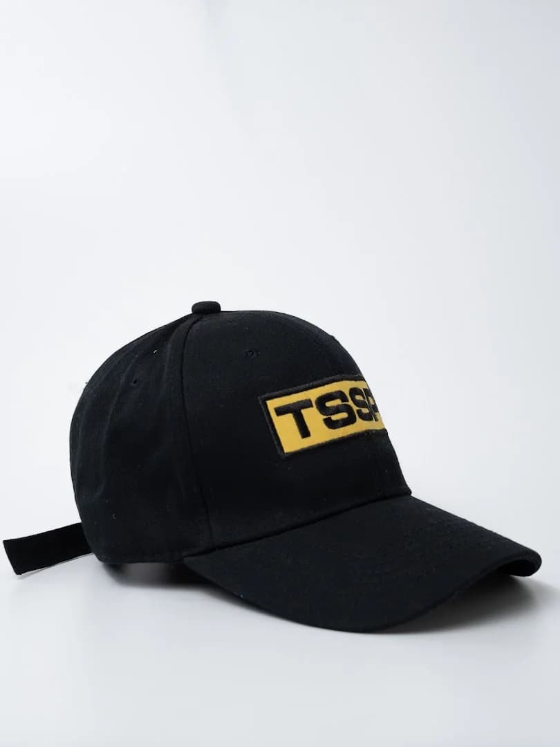 TSSP — чёрная кепка с жёлтым знаком