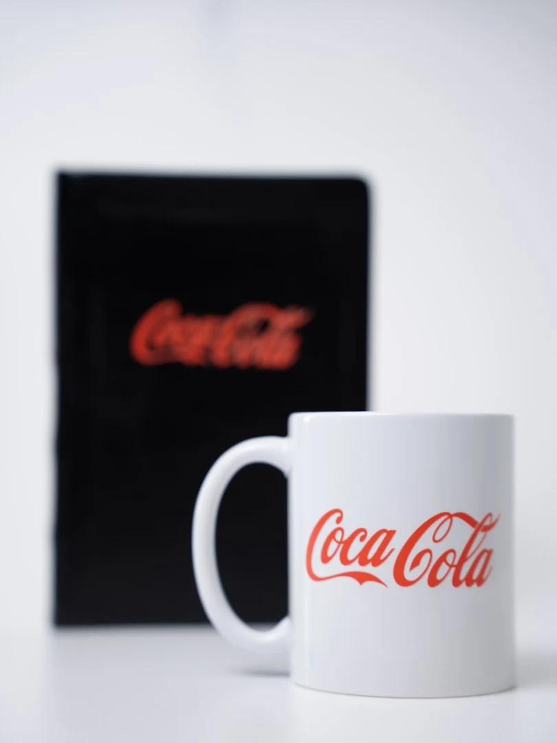 Coca-Cola: Таңба жақыннан