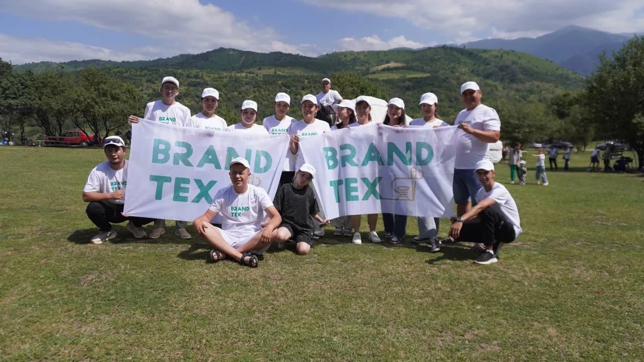 Команда с флагами Brand Tex на природе