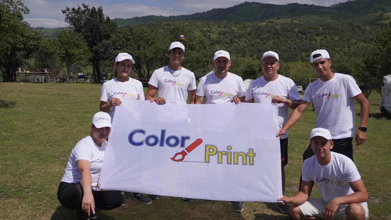 Команда с флагом Color Print на природе