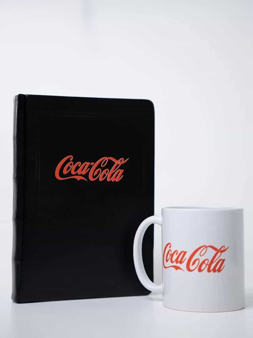 Coca-Cola — кружка и блокнот с фирменной надписью