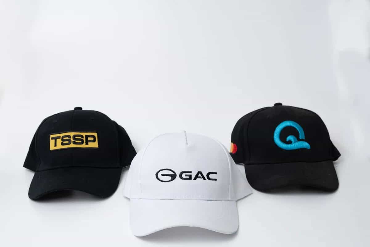 GAC — белая кепка с логотипом